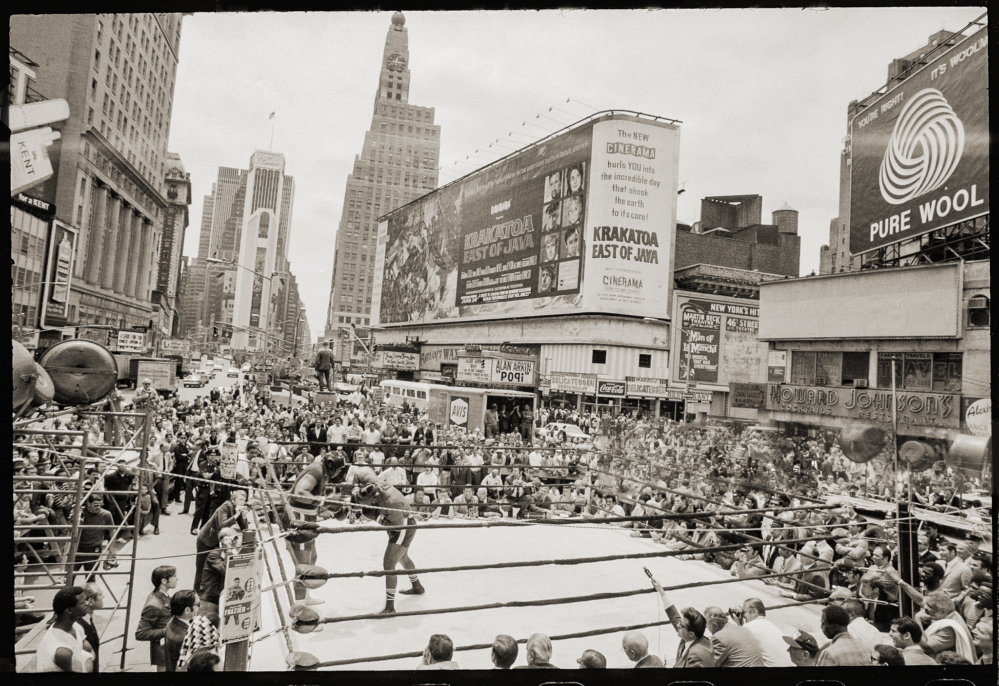 Large crowd during Jerry Quarry workout in Times Square