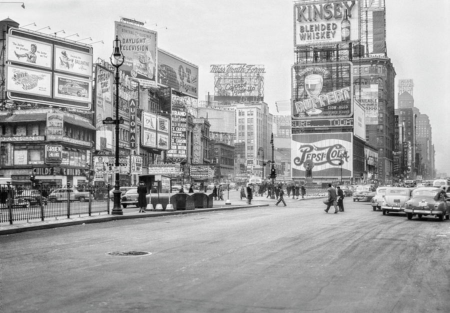 Globe Theatre corner, Kinsey and Ruppert signage, The Lucky Stiff on the marquee, 1949