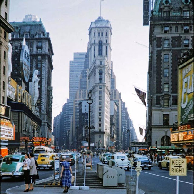 Daytime view of Bond statues looking downtown in 1954