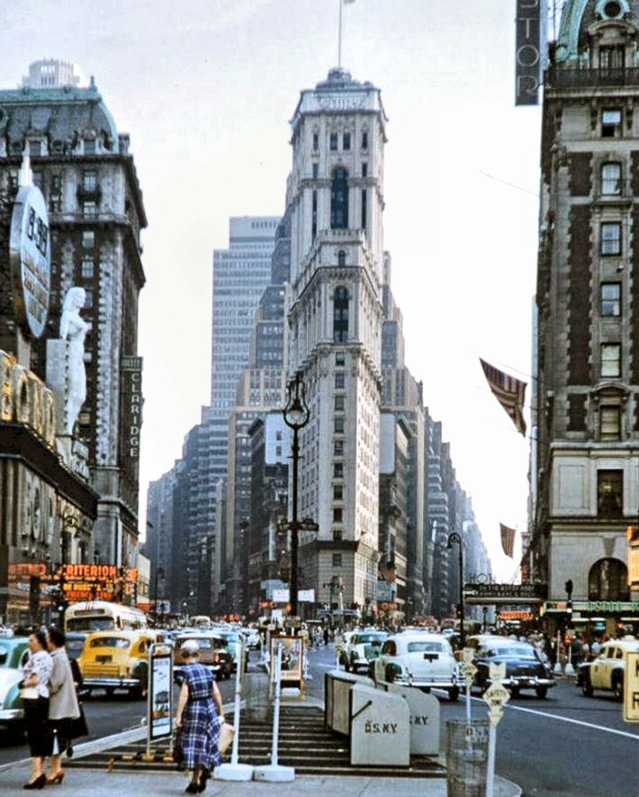 1954_NY_TS_Look_SOUTH_Scene_Bonds_HotelAstor.jpg