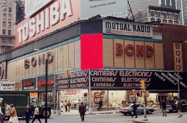 Criterion Theatre corner with Toshiba sign in 1982