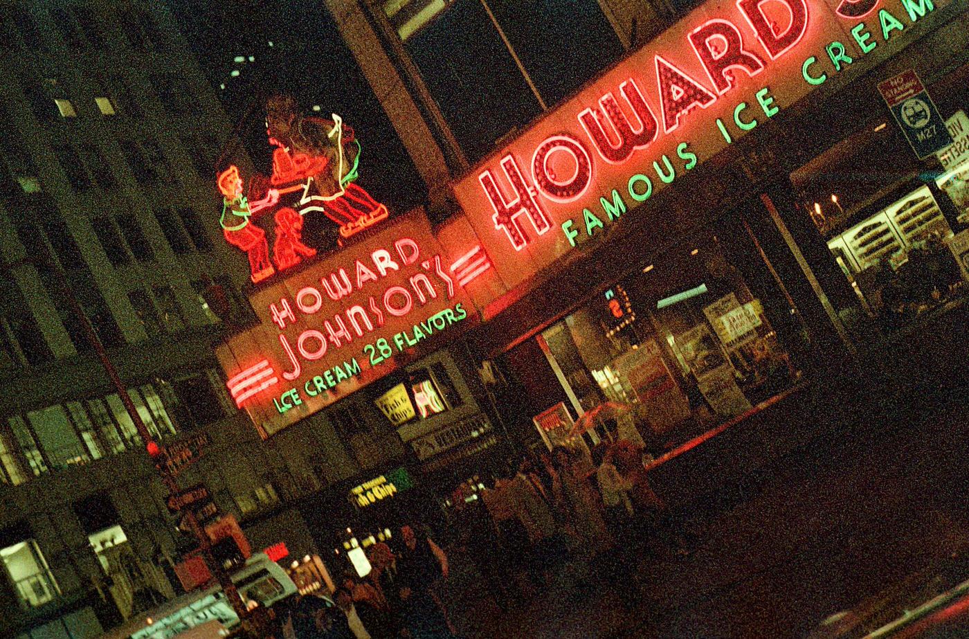 Howard Johnson's restaurant with Simple Simon neon sign in 1984